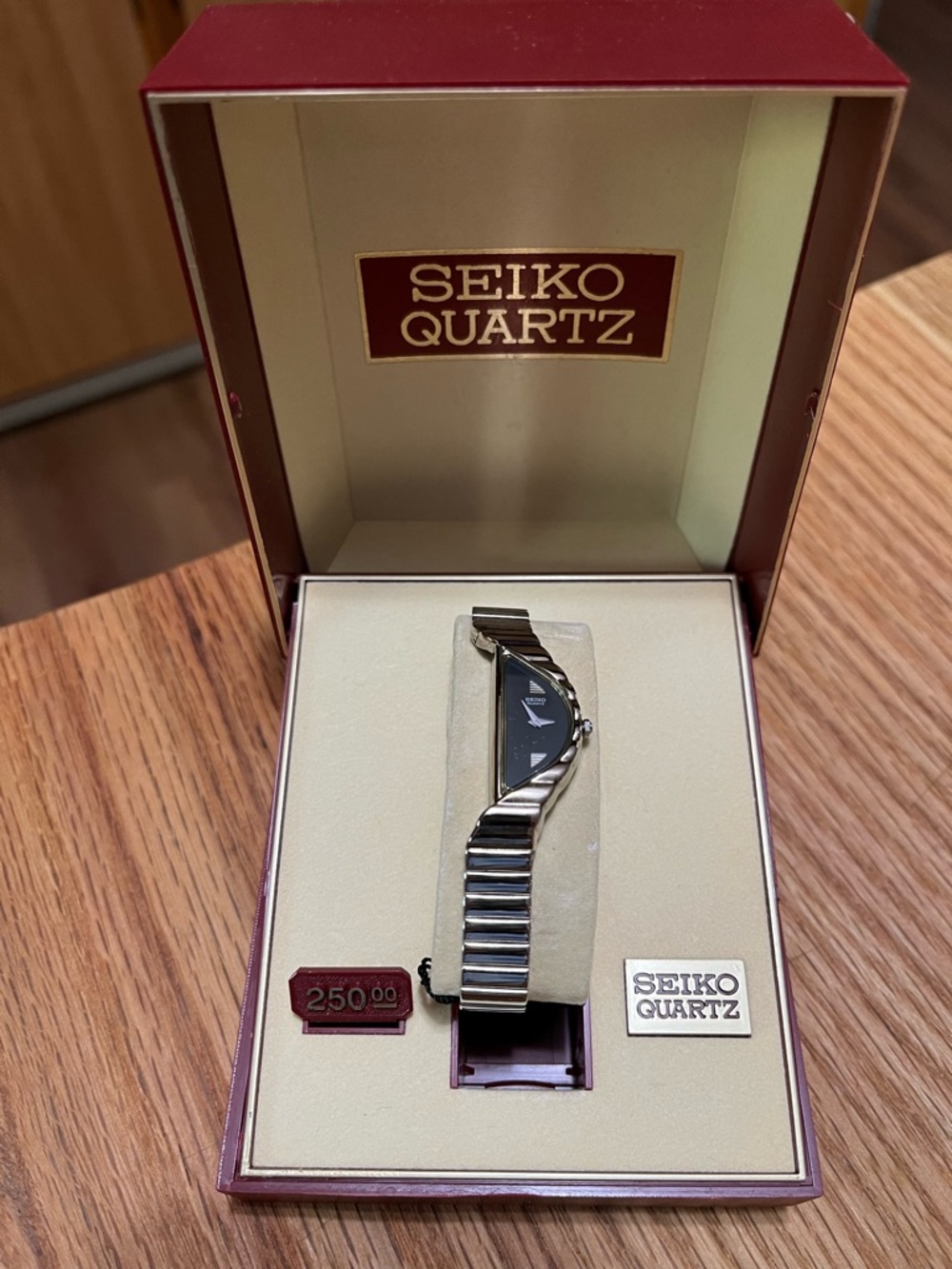 Vintage Seiko Silver Bracelet Watch with Black Dial - Picture 6 of 6
